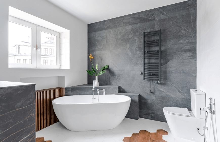 Kucuk modern minimal banyo,gri bej tonlarindaki banyo,gunisigi alan kucuk banyo,beyaz kucuk kuvetli modern banyo,gri antrasit koyu tonlardaki banyo duvar seramigi, banyoda yerde kullanilan altigen seramik,kahve beyaz altigen seramik,ahsap gorunumlu altigen seramik