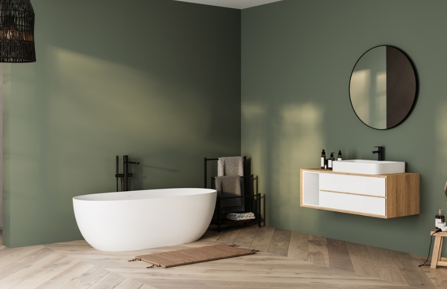 modern minimalist banyo tasarimi,yesil duvarli banyo tasarimi,ahsap zeminli banyo tasarimi,banyonun icindeki beyaz kuvet,beyaz lavabo,siyah armatur,siyah musluk,minimalist sade banyo tasarimi,siyah metal havluluk,siyah kuvet armaturu,parke zemin