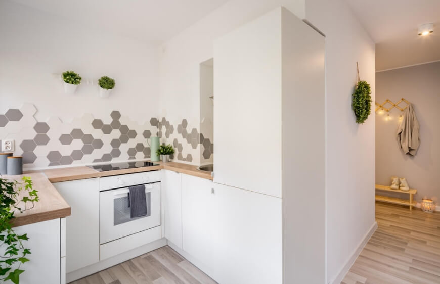 kucuk ve beyaz mutfakli konforlu minimal mutfakta hexagon altigen gri ve beyaz duvar seramigi