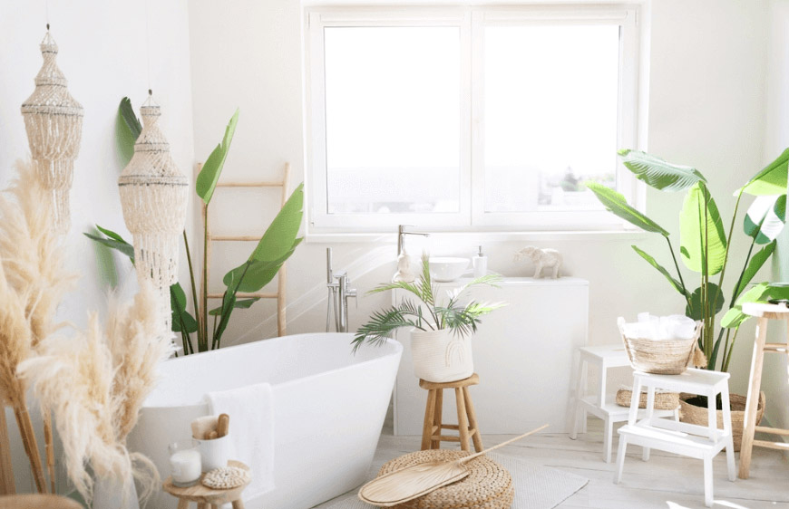 gun isigi alan modern minimalist boho tarzinda banyo tasarimlari,beyaz kuvetli banyo,yesil bitkili banyolar,beyaz tonlarda sade banyolar