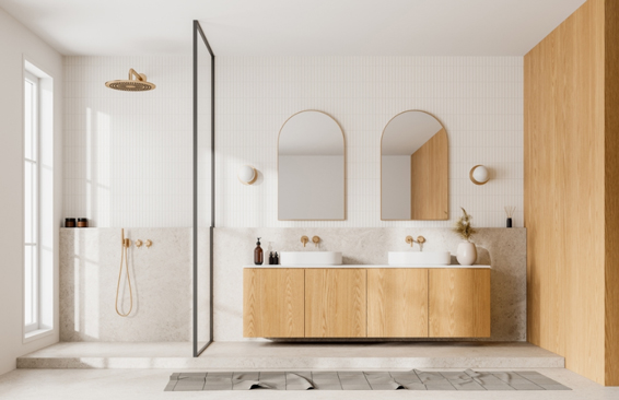 ahsap modern minimalist banyo tasarimi,acik tonlarda banyo tasarimi,ahsap banyo dolabi,beyaz ikiz lavabo,yuvarlak hatli banyo aynasi,altin kaplama batarya,altin kaplama dus basligi