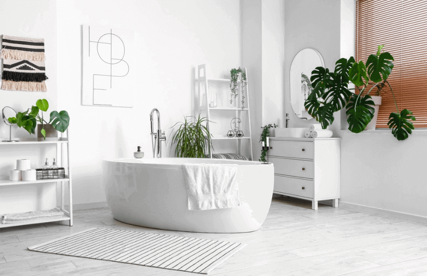 kuvetli banyo tasarimlari,monstera ev bitkili aydinlik banyolar,beyaz banyo tasarimlari,beyaz seramikli banyo tasarimlari