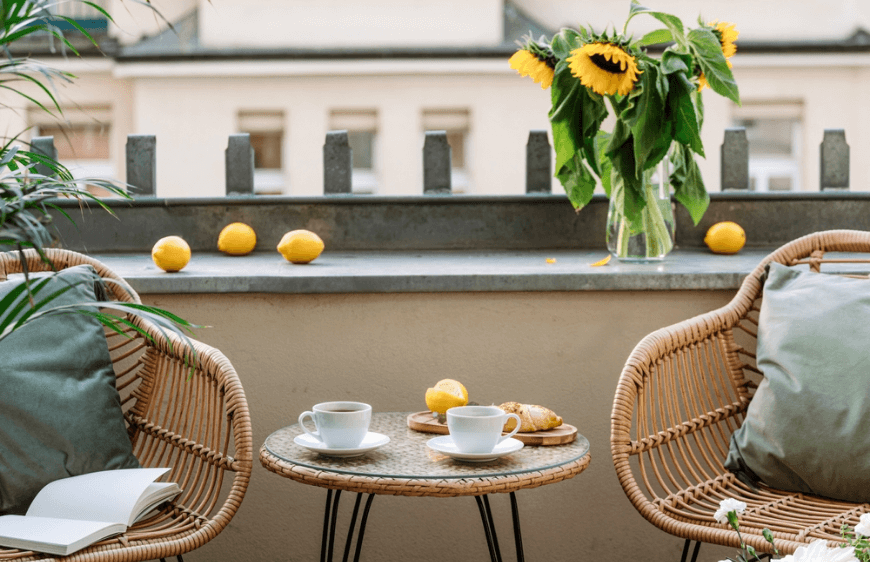 balkon bahce trend dokunuslari,vazoda aycicegi,limonlar,masada kahveler ve kruvasan